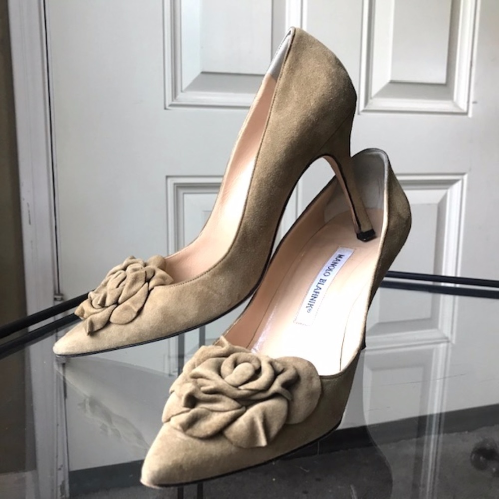 MANOLO BLAHNIK Lisa Suede Pumps w/ Rosette EUC/7.5